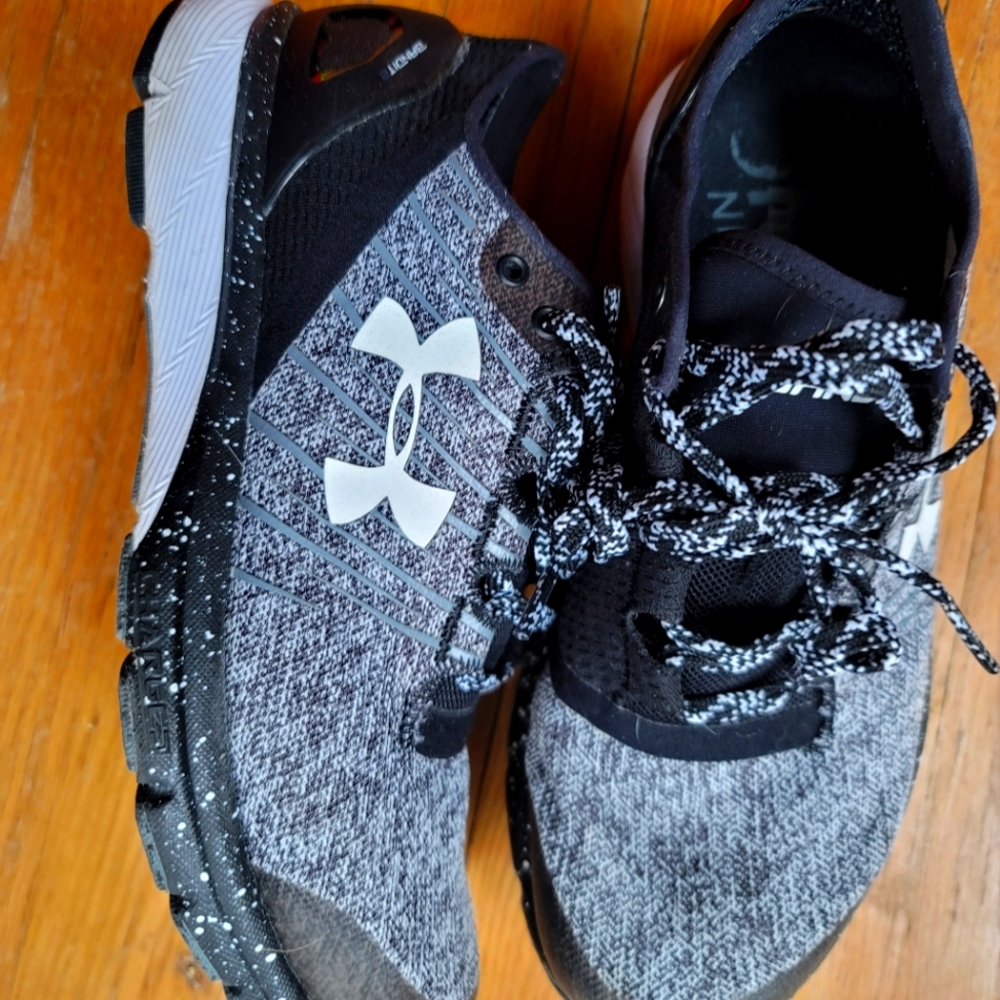 Womens UA sneakers